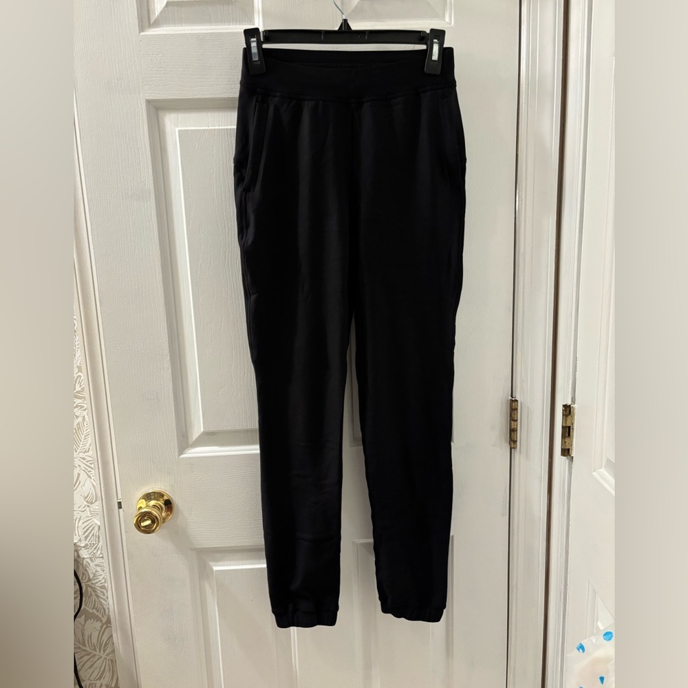 Lululemon joggers size 2
Black.
